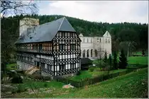 Das gro�e Fachwerkgeb�ude neben der Klosterruine Paulinzella Ende der 1990er Jahre. Scan vom Dia.