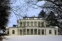 Hirschpark im Hamburger Stadtteil Nienstedten. Das klassizistische Landhaus des Kaufmannes J. C. Godeffroy beherbergt heute eine Ballettschule. 
Aufnahme: 12.12.2012.