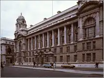 Das ehemalige War Office in Whitehall. Scan eines Dias von 1977.