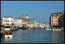 Die Ponte degli Scalzi ist eine der zahlreichen Br�cken �ber den Canal Grande in Venedig. Im Hintergrund sind der Turm und die Kuppel der Kirche San Geremia erkennbar. (17.11.2012)