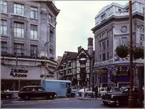 Blick aus der Regent Street in die Great Marlborough Street zum Fachwerkgeb�ude von Liberty. Scan eines Dias von 1977.