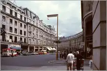 Hinter der Biegung m�ndet die Regent Street in den Piccadilly Circus. Scan eines Dias von 1977.