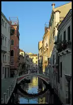 Eine kleine Br�cke f�hrt �ber den Rio San Felice in Venedig und spiegelt sich im Wasser des Kanals. (17.11.2012)
