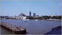 Die City of London und der Tower von der Tower Bridge. Scan eines Dias vom Sommer 1977.
