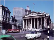 Die Bank of England am linken Bildrand und die Royal Stock Exchange (B�rse) im Sommer 1977. Scan vom Dia.