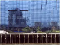 Moderne Glasfassade an der Themse. Dahinter sind Medienunternehmen t�tig. Das Nachbargeb�ude ist der historische Billingsgate Market. Scan eines Dias vom Juli 1995.