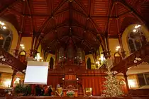 Z�rich-B�hl, reformierte Kirche, 1895-96 von Paul Reber. Zentralbau mit drei polygonalen Kreuzarmen, in Holz eingew�lbt. Neugotik. Unmittelbar nach dem Weihnachtsgottesdienst, Innenaufnahme in Richtung Orgel/S�den, 24. Dez. 2012, 23:13