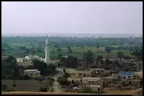 Deutlich �berragt die Moschee alle Geb�ude des kleinen Dorfes am Sueskanal. (22.11.2012)