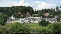 Das Moselufer in Trier. Sch�ne Hanglage mit den roten Felsen im Hintergrund! (5.8.2012)