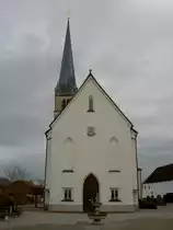 Aschau am Inn, Maria Himmelfahrt Kirche, erbaut im 15. Jahrhundert, Sp�tgotischer 
Saalbau mit neugotischer Ausstattung, Kreis M�hldorf (30.12.2012)