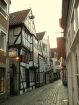 Der Name Schnoor = Schnur, bezieht sich auf die kleinen H�user die sich wie Perlen an einer Schnur reihen.