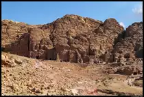 Die  K�nigswand , eine Aneinanderreihung mehrerer monumentaler Grabanlagen. Ganz links das Palastgrab, daneben das Korinthische Grab. Rechts davon das kleinere Soldatengrab und das Urnengrab. (Petra, 25.11.2012)