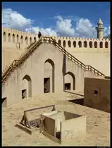 Blick in den Innenhof des Bergfriedes der alten Festung in Nizwa. Bei dem Turm mit 36 m Durchmesser und 30 m H�he handelt es sich um den gr��ten Turm Omans. Im Vordergrund ein Brunnen zur Wasserversorgung. (03.12.2012)
