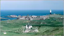 Die Ruinen von Fort Les Homeaux Florians (links), Fort Corblets in der Mitte und rechts der Leuchtturm von Alderney. Im Vordergrund die Saye Farm. Scan eines Dias vom Sommer 1993.