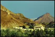 Ein Wachturm erheb sich �ber eine Ansiedlung bei Fanjah im Hadschar-Gebirge. (03.12.2012)