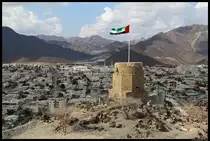 Ein alter Wachturm thront auf einem H�gel �ber der Stadt Chaur Fakkan (Khor Fakkan). (04.12.2012)