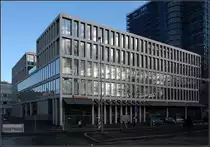 . Rasterfassade - Kreissparkasse G�ppingen, erster Bauabschnitt. Architekten: Auer, Weber und Assozierte, Fertigstellung: 2011. Im zweiten Bauabschnitt wird unter anderem das bestehende Hochhaus (rechts) saniert. (02.01.2013)