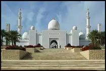 Die Scheich-Zayid-Moschee in Abu Dhabi ist die drittgr��ste Moschee der Welt. Sie wurde 2007 fertig gestellt. Die Minarette ragen mehr als 100 m  in die H�he. (06.12.2012)