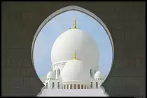 Blick durch den Eingang auf die Kuppel der Scheich-Zayid-Moschee, welche mit einem Durchmesser von 32 m die gr��ste Moscheekuppel der Welt ist. Die Dimensionen lassen sich anhand der Reinigungskraft an der Spitze erahnen. (Abu Dhabi, 06.12.2012) 