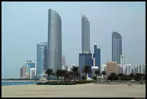 Blick �ber den Strand auf die Skyline von Abu Dhabi. (06.12.2012)