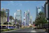 Stra�e nahe der Dubai Mall mit Blick auf die Downtown. (Dubai, 08.12.2012)