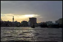 Auch das ist Dubai: Am Dubai Creek findet man noch Teile der urspr�nglichen Altstadt. Der Meeresarm teilt die Stadt in die Stadtteile Bur Dubai und Deira. Um auf das andere Ufer zu gelangen, k�nnen die Abra, die traditionellen Wassertaxis, genutzt werden. (08.12.2012)