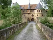 Schloss Irmelshausen, Wasserschloss erbaut ab 1500, Fachwerkobergeschoss erneuert 1854 durch Baurat D�bner (10.06.2012)