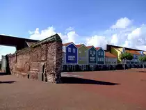 Alte Stadtmauerreste und moderne H�userzeile in der Hafenstadt Hellevoitsluis; 110828