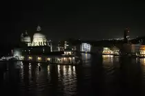 17.11.2012: n�chtliche Hafenausfahrt auf der Costa Classica vorbei an der Basilica di Santa Maria della Salute