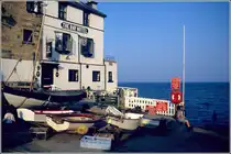 Robin Hood's Bay. Die New Road endet am Wasser. Hier steht das Bay Hotel. Scan eines Dias vom August 1996.