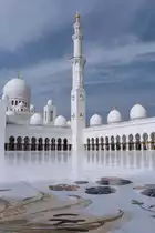 06.12.2012: Der 17.000 Quadratmeter gro�e Hof der Sheikh Zayed Moschee von Abu Dhabi beeindruckt mit seinen S�ulenreihen und dem Marmorboden mit Blumenmotiven. 