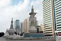 06.12.2012: Zur Versch�nerung des s�dlichen Teils des Ittihad Square in Abu Dhabi errichtete man, etwas �berdimensioniert, eine Teekanne, einen Weihrauchbrenner, einen Roenwassersprenkler sowie einen Wehrturm.