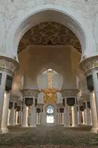 06.12.2012: In der Halle der Sheikh Zayed Moschee in Abu Dhabi liegt der angeblich gr��te Teppich der Welt (5625 Quadratmeter gro�, aus 38 Tonnen Wolle und Baumwolle wurden 2,2 Milliarden Knoten gekn�pft) und h�ngt mit 15 Metern H�he der gr��te Kronleuchter der Welt.
