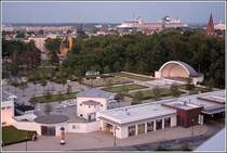 Der Kurpark von Rostock-Warnem�nde. Im Hintergrund �berragt die CELEBRITY CONSTELLATION die H�user des Ortes. Aufnahmedatum: 13.06.2007