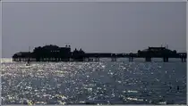 Brighton. Der 1866 erbaute West Pier in einer Aufnahme vom Sommer 1987. 1975 wurde er geschlossen und sollte renoviert werden. Inzwischen haben mehrere Feuer auf ihm gew�tet und er ist teilweise zusammengebrochen. Scan vom Dia.