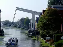 SWAENSWIJKBRUG, eine Zugbr�cke  �ber den Alten Rhein bei Alphen aan den Rijn senkt sich nach passieren eines Schiffes; 110904