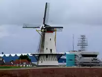 Galeriewindm�hle aus dem Jahre 1699 bekommt moderne Nachbarn; Vlissingen; 110830