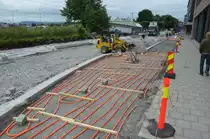 Fu�bodenheizung auf der Stra�e. Eigentlich kennt man Fu�bodenheizung in Wohnungen oder H�usern. Hier in Hamar/Norwegen wird auf dem Fu�g�ngerweg Bodenheizung verlegt. Beobachtet am 10.07.2012.