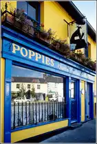 Enniskerry. In den Fensterscheiben von Poppies Country Cooking spiegeln sich die gegen�berliegenden H�user. Scan eines Dias vom September 1997.

