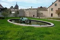 Molsheim, auch dieses Denkmal erinnert an die legend�ren Bugatti-Autowerke in der Stadt, Okt.2012