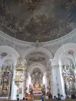 Murnau, St.Nikolaus Kirche, barocker �berkuppelter Acht-Arkadenraum, erbaut von 1717 bis 1732 (29.04.2012)