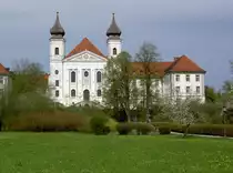 Kloster Schlehdorf mit St. Tertulin Klosterkirche, gegr�ndet 763 durch das Geschlecht der Huosi, ab 1140 Augustiner Chorherrenstift, seit 1904 Hauptsitz der 
Dominikanierinnen von King Williams Town (29.04.2012)