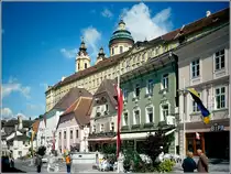 Melk. Oberhalb der Hauptstra�e ist das Stift Melk zu sehen. Scan eines Dias vom Sommer 1991.

