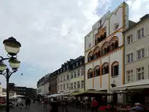 Dreik�nigenhaus  ist ein fr�hgotisches Wohnhaus in der Simeonstra�e, im Hintergrund die  Porta Nigra zu TRIER; 120824