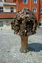 Immenstadt, der Heiligenbaum vor der Stadtpfarrkirche St.Nikolaus wurde 2007 aufgestellt, Aug.2012