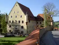 Schloss Hopferau, dreigeschossiger Satteldachbau, im Kern um 1468, umgestaltet von 
1830 bis 1840 (04.10.2011)