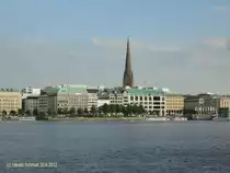 Hamburg am 30.6.2012: Blick �ber die Binnenalster zum Ballindamm mit der dahinterstehenden Petrikirche an der M�nckebergstr..