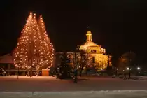 Das Kloster Ohrbeck geh�rte fr�her zu Ohrbeck sp�ter Hasbergen. Heute
z�hlt es zur Stadt Georgsmarienh�tte und liegt im Ortsteil Holzhausen.
Die imposante Klosterkirche wird heute noch vom Orden der Franziskaner
betreut. Sie ist zugleich Pfarrkirche f�r das �berwiegend katholische 
hausen. Unmittelbar neben der Kirche befindet sich eine bekannte Begeg-
nungsst�tte das  Haus Ohrbeck . Es ist ein ehemaliges Nonnenkloster.
Zur Weihnachtszeit werden zus�tzlich zu der immer intakten Beleuchtung
der Kirche auch B�ume im Umfeld des imposanten Geb�udes illuminiert.
Aufnahme am 27.12.2010
