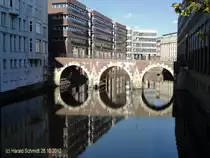 Hamburg am 28.10.2012: Alsterfleet mit der dar�berf�hrenden Graskellerb�cke in der Morgensonne