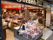 Frankreich, Paris 5e, rue Mouffetard, mit seinen Restaurants, seinen kleinen Gesch�ften, Metzgereien, B�ckereien, Obst- und Gem�sest�nden, 03.11.2010